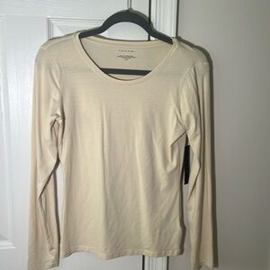 I’m selling this super comfy casual long sleeve shirt from Tahari in size small!